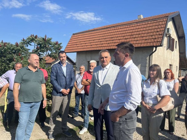 Minić u Donjem Mađiru prisustvuje početku hitnih radova na održavanju riječnog korita