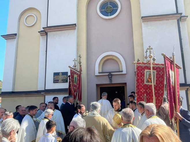 Episkop Kirilo služi liturgiju u Hramu u Istočnoj Ilidži, prisustvuje Karan (FOTO)