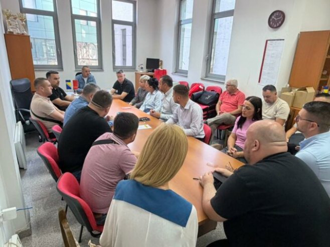 Begić posjetio Izborni štab SDP BiH u Brčko distriktu Begić posjetio Izborni štab SDP BiH u Brčko distriktu - Foto: Ustupljena fotografija