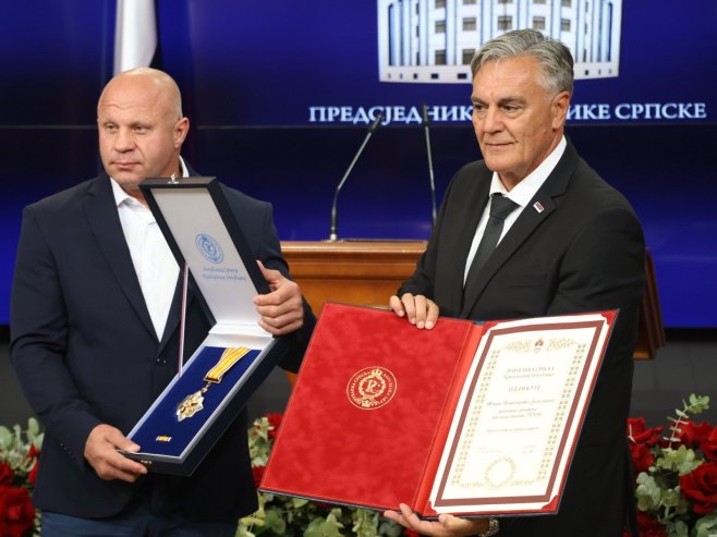 Karan uručio ruskom MMA borcu Јemeljanenku Orden časti sa zlatnim zracima (FOTO/VIDEO)