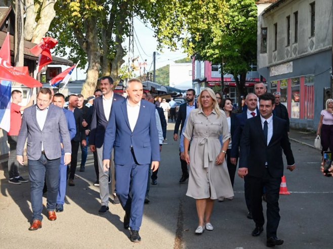 SNSD u Kostajnici (Foto: Instagram/Željka Cvijanović) - 