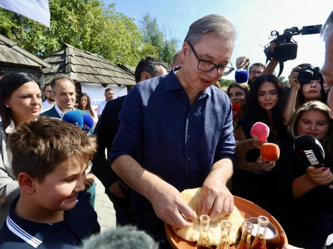 Vučić položio vijence na spomenike žrtvama u Malom Orašju i Duboni