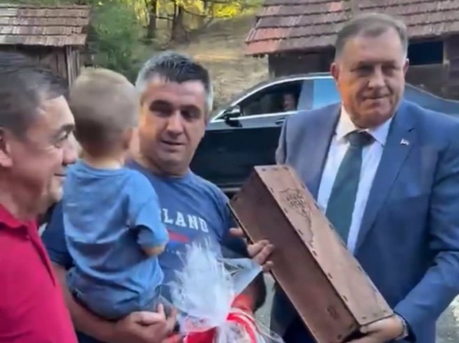 Dodik: Nekadašnjem gardisti Zlatku Deviću ispunjena želja da do njegovog imanja stigne put