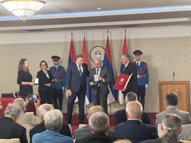 Karan uručio odlikovanja ljekarima i medicinskim tehničarima Sarajevsko-romanijske regije (FOTO)