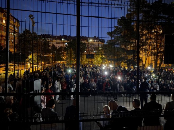 Ugasili rasvjetu tokom skupa SNSD-a u Banjaluci, okupljeni upalili lampe i ostali do kraja