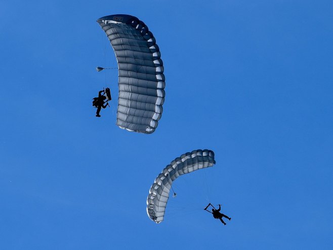 Borbeni pas indijske vojske izveo skok iz aviona sa padobranom (FOTO/VIDEO)