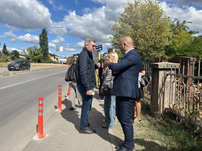 Postavljeni fleksibilni stubići na Rebrovačkom mostu radi veće bezbjednosti pješaka (FOTO)