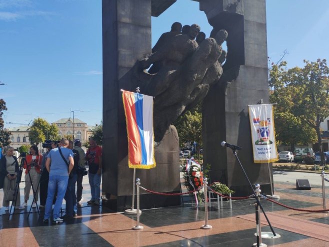 Bijeljina obilježava Dan grada; Položeni vijenci na spomenik poginulim borcima (FOTO)