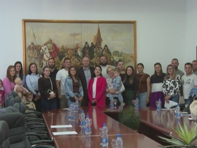 Opština Brod podržala 19 mladih bračnih parova za život na selu