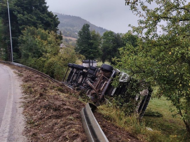 Prevrnuo se kamion u Han Derventi, saobraćaj nije obustavljen