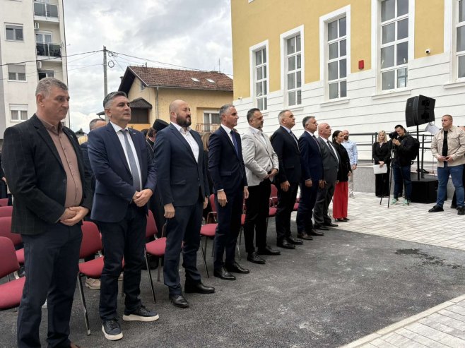 Minić i Golubović prisustvovali svečanom otvaranju rekonstruisanog objekta OŠ "Nikola Tesla" Derventa (FOTO)