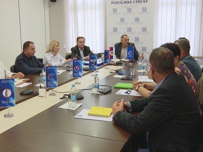 "Plata radnika u privredi sve, samo ne dostojanstvena" "Plata radnika u privredi sve, samo ne dostojanstvena"