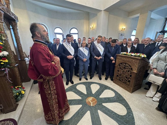 Dodik i Stevanović prisustvuju liturgiji u novosagrađenom hramu u Zavaitu (FOTO/VIDEO)