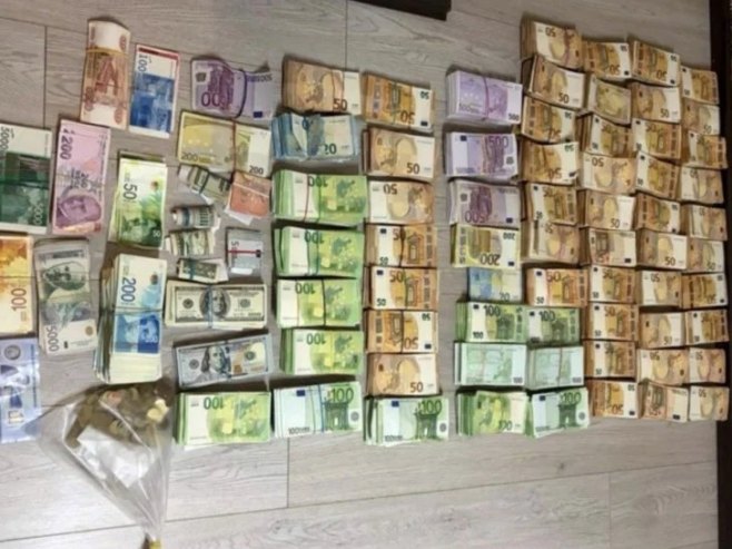 Rusi uhapšeni u Budvi: Pronađeno milion evra i poligraf