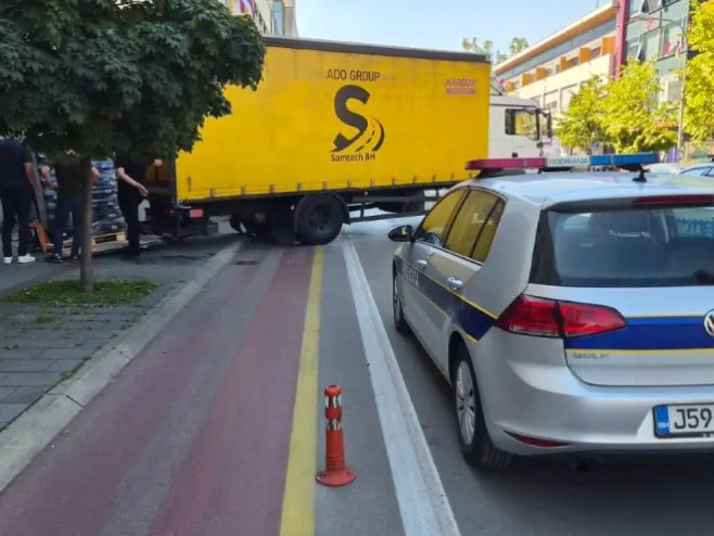 Izborni materijal stigao u Banjaluku (foto: atvbl.rs) Izborni materijal stigao u Banjaluku (foto: atvbl.rs) -