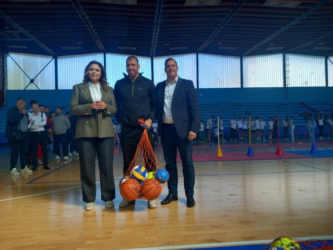 Podijeljena oprema za nastavu fizičkog u školama prijedorske regije
