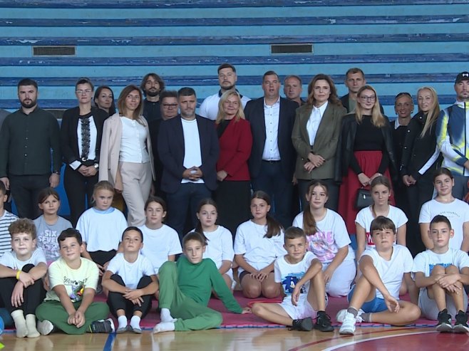Podijeljena oprema za nastavu fizičkog u školama prijedorske regije (FOTO)