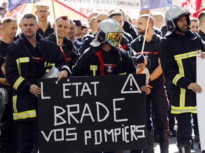 U Parizu se okupile protestne povorke vatrogasaca i državnih službenika