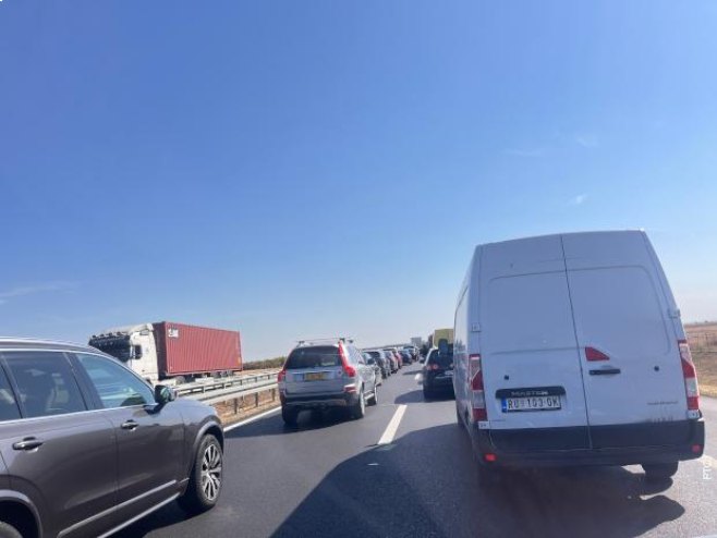 Na auto-putu kod Šimanovaca lančani sudar 14 vozila, povrijeđeno 11 lica