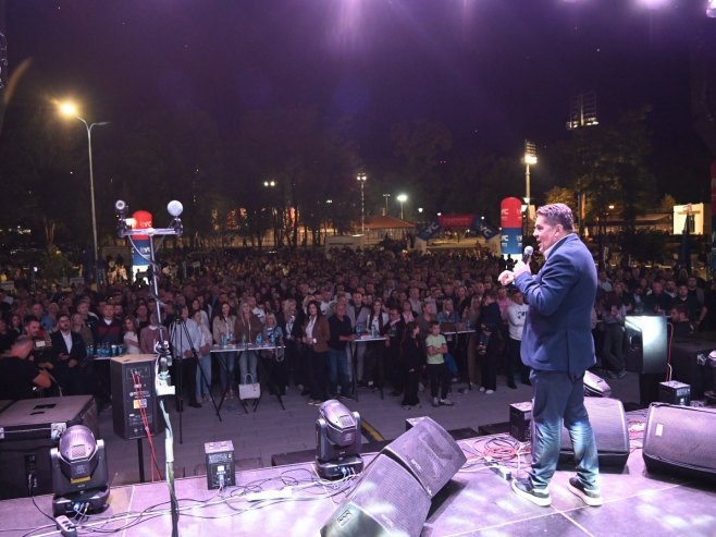 Nenad Stevandić na tribini u Banjaluci Nenad Stevandić na tribini u Banjaluci - Foto: Ustupljena fotografija