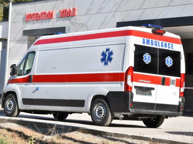 Ćosić uručio Šešliji ključeve novog sanitetskog vozila (FOTO)