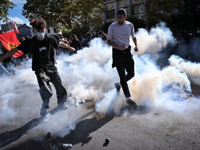 Protesti učenika u Francuskoj – neredi na ulicama, škole u plamenu (VIDEO)