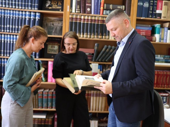Narodna biblioteka Ugljevik bogatija za nove knjige zahvaljujući donaciji Žarka Novakovića
