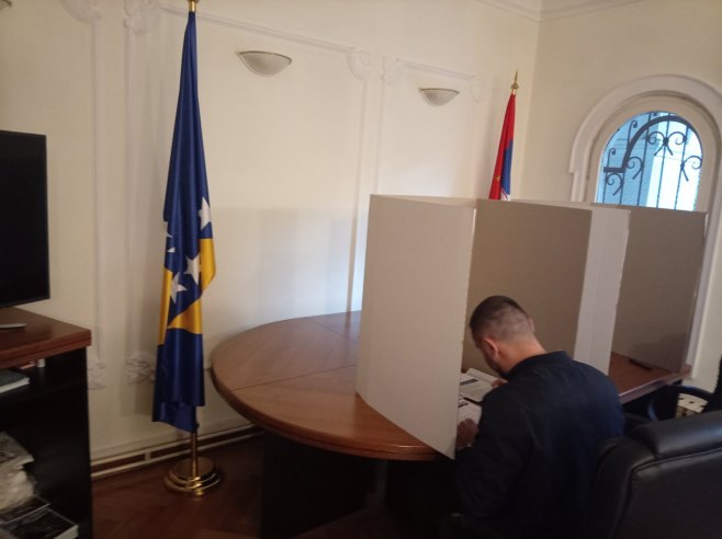 Biračko mjesto u Ambasadi BiH u Beogradu otvoreno na vrijeme