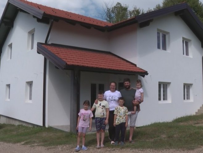 Sedmočlana porodica Stanić iz Mračaja kod Prnjavora trošnu kuću zamjenila novim domom