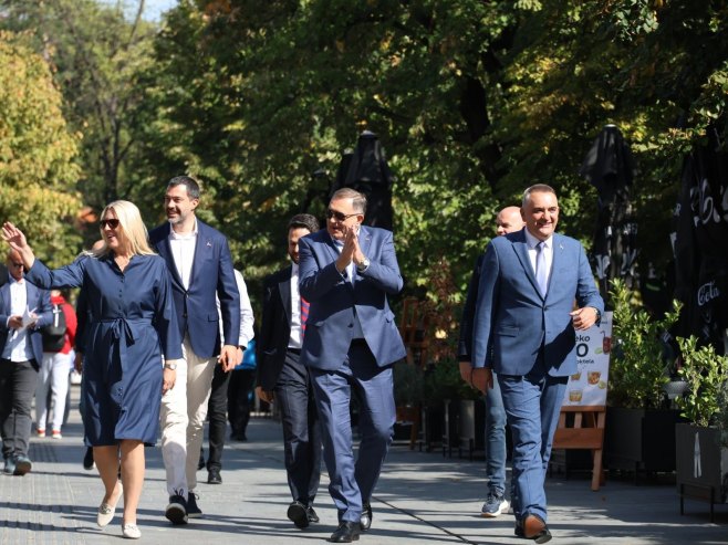 Rukovodstvo Srpske u šetnji gradom: Ovo je naša zemlja, naša Banjaluka, naša Republika Srpska (VIDEO)