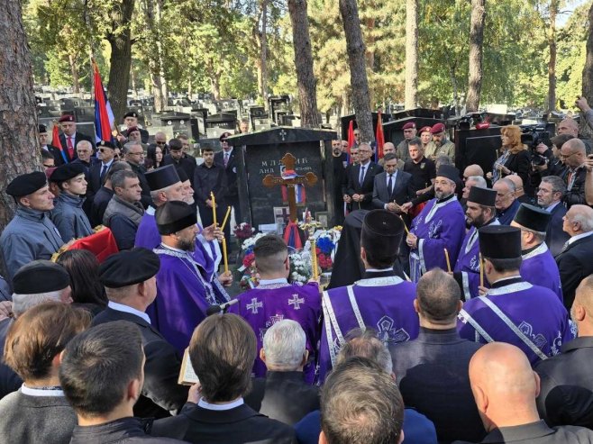 Pomen povodom 40 dana od smrti Ratka Mladića: Na groblju porodica, prijatelji i saborci (FOTO)