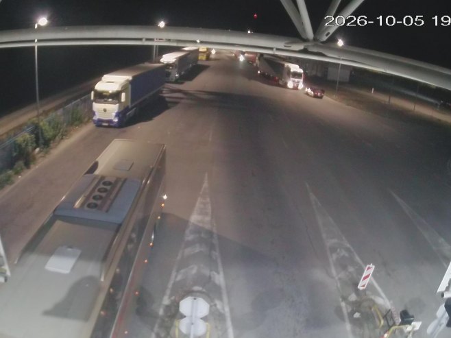 Gori kamion na mostu na Rači, obustavljen saobraćaj