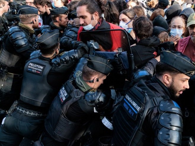 Sukob srednjoškolaca i policije u Parizu, Strazburu i Lionu (VIDEO)
