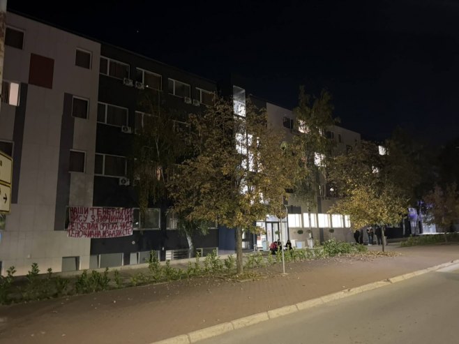 Transparenti u Istočnom Sarajevu kao odgovor studentima iz Srbije na njihove parole (FOTO)
