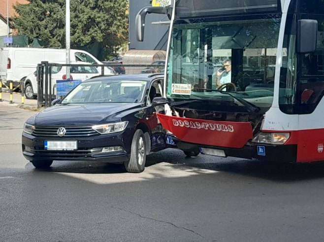 Saobraćajna nezgoda - sudar automobila i autobusa u Banjaluci