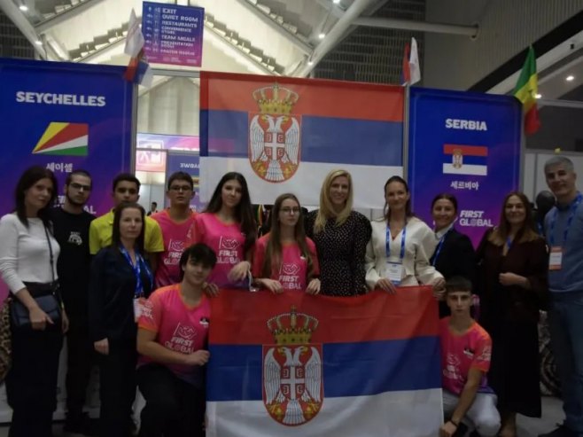 Ministar Stanković čestitao učenicima osvojenu medalju na takmičenju u robotici (Foto: prosveta.gov.rs) - 