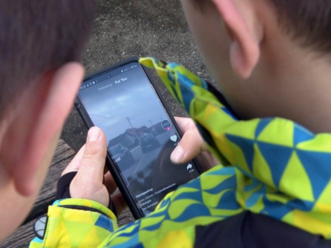 U Banjaluci predstavljena knjiga o opasnostima za mlade na internetu (FOTO/VIDEO)