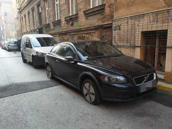 Sarajevo, oštećen automobil - Foto: Ustupljena fotografija