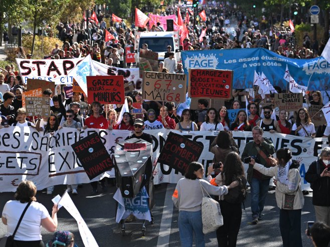 Pariz kao ratna zona: Nove demonstracije srednjoškolaca i studenata (VIDEO)