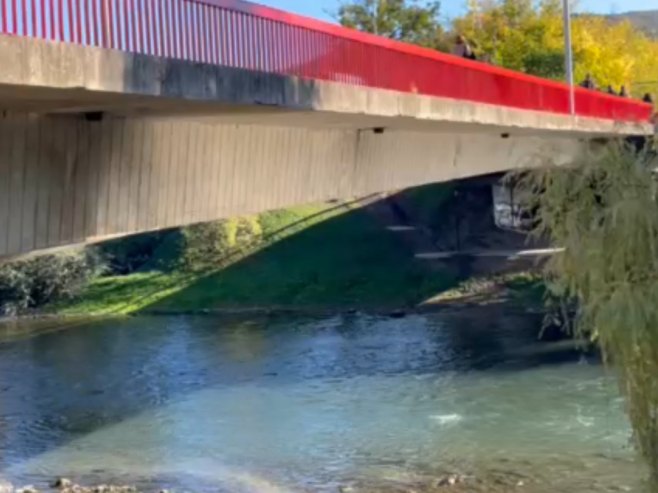Pukao cjevovod na Venecija mostu u Banjaluci, ekipe na terenu (VIDEO)