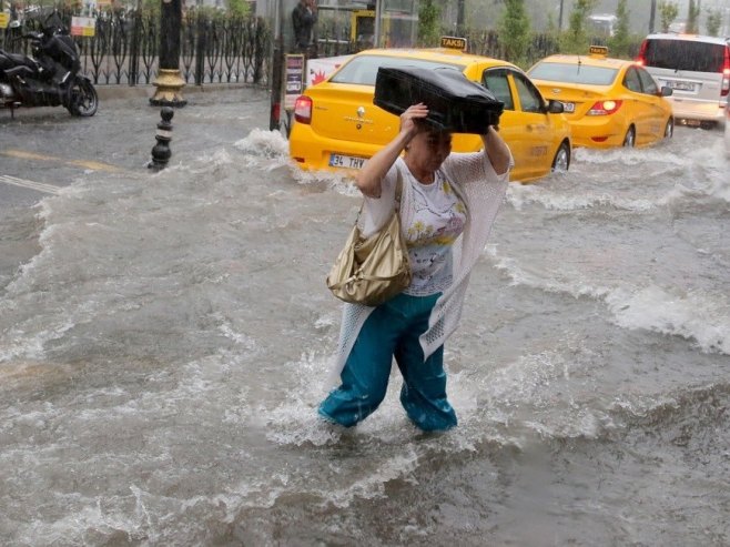 Nezapamćene poplave u Istanbulu nakon obilne kiše (VIDEO)