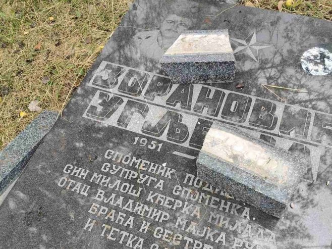 Porušeni spomenici na srpskom groblju u selu Vučinići kod Kladnja (FOTO)