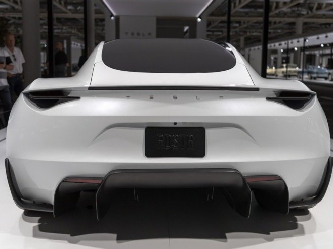 Kompanija Tesla predstavila automobil koji leti - ubrzava od nula do 100 na sat za manje od sekunde (VIDEO)