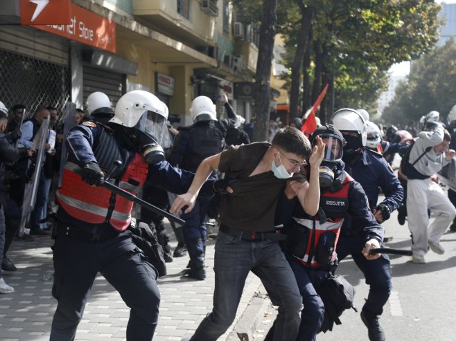 Protesti se šire Albanijom, sukobi demonstranata i policije u više gradova