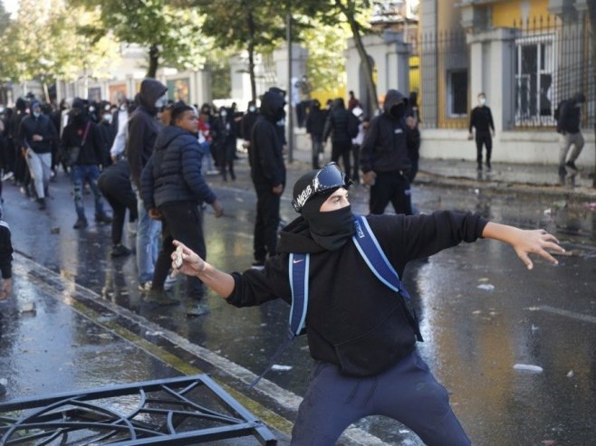 Policija u Tirani ispalila gumene metke na demonstrante (VIDEO)