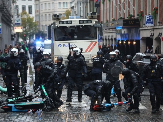 Više stotina mladih protestuje u centru Brisela, nemiri i u Francuskoj