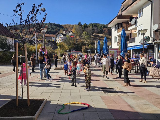 Trnovo: Maskenbal ukrasio gradski trg