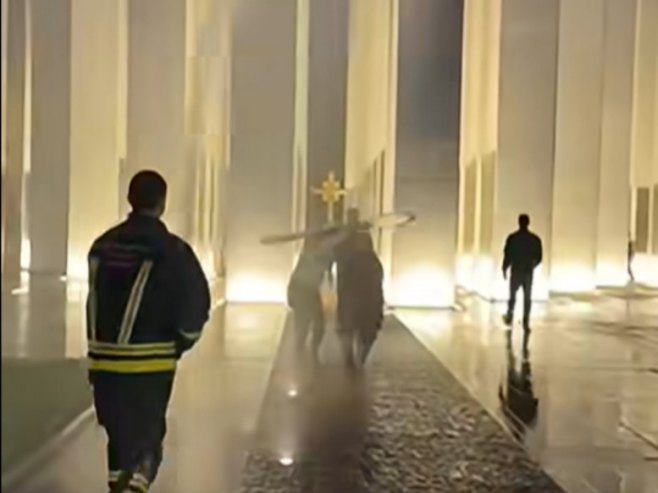 Stanivuković iskoristio vatrogasce za promotivni snimak: Prave mu kišu za dramatični efekat (VIDEO)