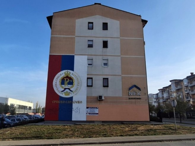Teške uvrede srpskom narodu: Na srpskoj trobojci u Istočnom Sarajevu ispisano "genocidaši" (FOTO)
