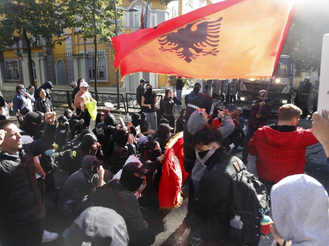 Novi protest u Tirani: Demonstranti pobacali Ramine stolice, odbacuju poziv na dijalog (VIDEO)